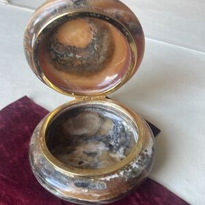 #Onyx or Agate round box